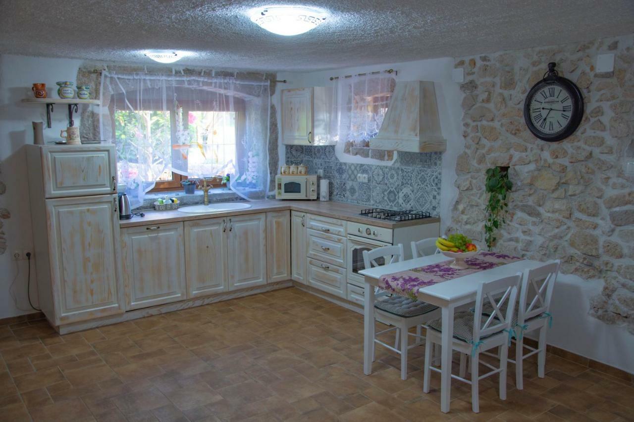 Traditional Stone House St.Anton Малинська Екстер'єр фото